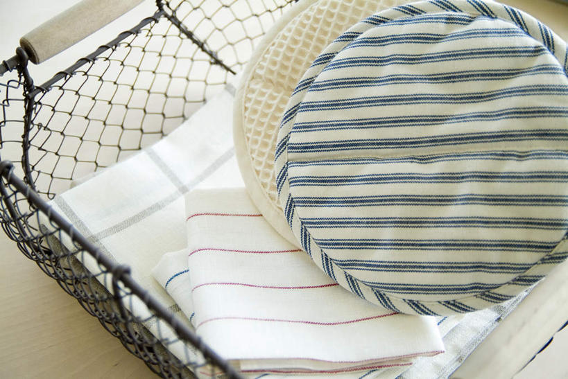 无人,横图,俯视,室内,特写,白天,安全,餐桌,桌子,厨具,一堆,堆叠,堆积,工具,篮子,防护,隔热手套,微波炉手套,干净,抹布,一个,手套,单个,餐台,堆,保护,卫生,厨房手套,隔热,洗涤用具,洗涤,彩图,高角度拍摄