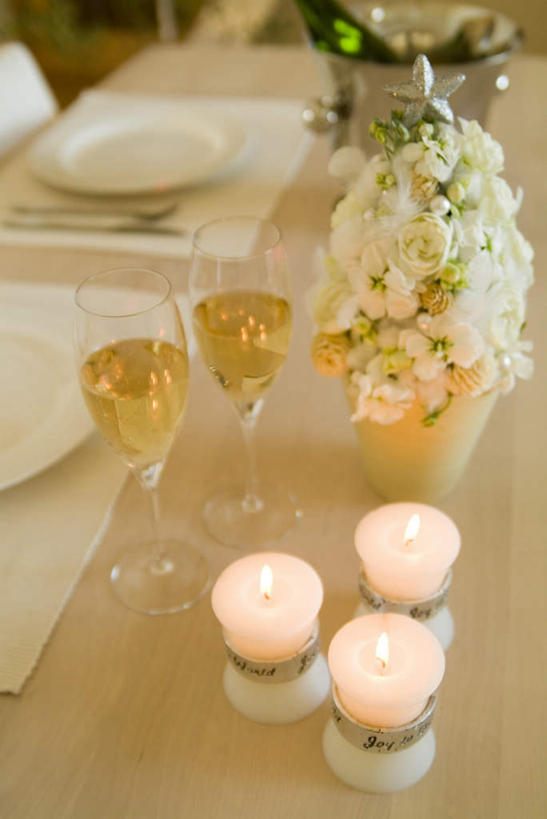 葡萄酒,无人,竖图,俯视,室内,特写,白天,奢侈,快乐,餐桌,桌子,杯子,餐具,蜡烛,圣诞节,阴影,节日,庆祝,盛开,光线,叉子,碟子,高脚杯,花篮,火焰,盘,铁桶,桶,影子,烛光,浪漫,燃烧,花蕾,文化,玻璃制品,酒,酒瓶,花,花瓣,花朵,鲜花,饮料,两个,盘子,酒杯,容器,碟,台布,香槟,花苞,花蕊,点燃,庆典,诱惑,餐台,纪念,储藏,储存,餐刀,香槟杯,冰桶,香槟桶,气泡酒,起泡酒,汽酒,玻璃杯,进餐用具,烹调用具,彩图,高角度拍摄,高兴,欢笑,贮存