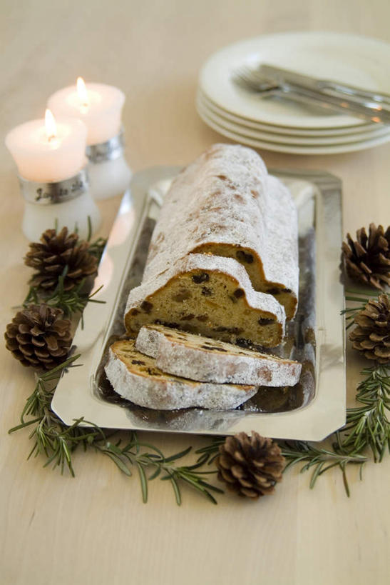 面包,无人,竖图,俯视,室内,特写,白天,餐桌,桌子,餐具,蜡烛,圣诞节,一堆,切开,切片,阴影,堆叠,堆积,节日,庆祝,光线,叉子,碟子,火焰,盘,影子,烛光,松果,枝条,枝,燃烧,文化,盘子,碟,点燃,切,庆典,葡萄干,餐台,纪念,堆,餐刀,剖面,切面,彩图,高角度拍摄