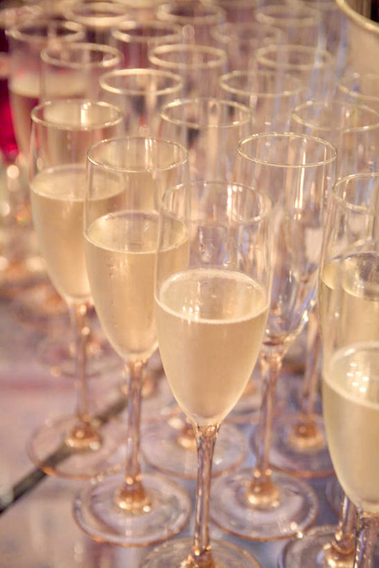 葡萄酒,无人,竖图,俯视,室内,特写,白天,奢侈,快乐,餐桌,桌子,杯子,圣诞节,一排,许多,节日,庆祝,整齐,高脚杯,浪漫,文化,玻璃制品,酒,饮料,排列,酒杯,香槟,庆典,诱惑,餐台,纪念,队列,香槟杯,气泡酒,起泡酒,汽酒,玻璃杯,彩图,高角度拍摄,高兴,欢笑