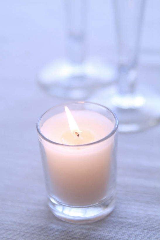 无人,竖图,室内,特写,白天,正面,杯子,蜡烛,圣诞节,阴影,节日,庆祝,光线,高脚杯,火焰,影子,烛光,燃烧,文化,玻璃制品,一个,酒杯,点燃,庆典,单个,纪念,香槟杯,玻璃杯,彩图