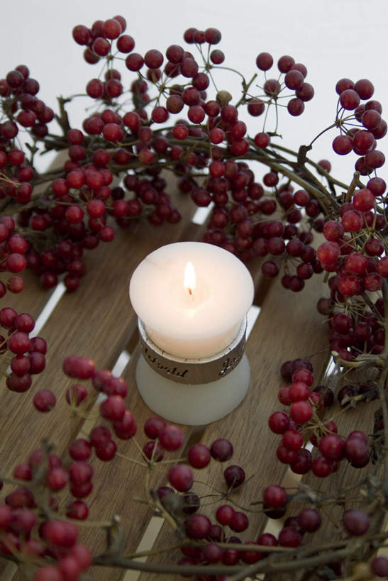 无人,竖图,俯视,室内,特写,白天,蜡烛,椅子,圣诞节,阴影,节日,庆祝,装饰,光线,花环,火焰,影子,烛光,木椅,枝,燃烧,文化,装饰品,一个,红色,工艺品,点燃,庆典,单个,纪念,华丽,修饰,圣诞花环,点缀,衬托,美观,雅致,雅观,圣诞圈,彩图,高角度拍摄