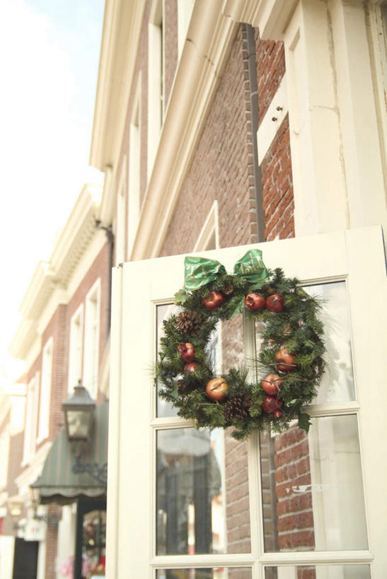 无人,家,竖图,室外,白天,仰视,植物,门,苹果,圣诞节,悬挂,节日,庆祝,装饰,花环,房屋,屋子,坚果,果实,松果,文化,楼房,住宅,绸带,装饰品,冬青树,树枝,绿色,天空,蝴蝶结,工艺品,门框,干果,天,打开,庆典,纪念,华丽,修饰,圣诞花环,点缀,松塔,衬托,美观,雅致,雅观,圣诞圈,彩图,低角度拍摄,房子