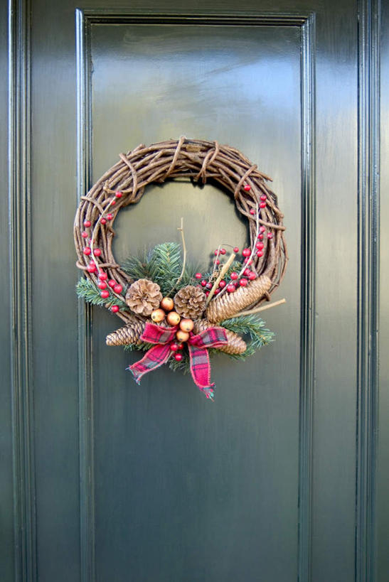 无人,竖图,室外,特写,白天,正面,植物,门,圣诞节,悬挂,节日,庆祝,装饰,花环,坚果,果实,松果,文化,绸带,装饰品,树枝,蝴蝶结,工艺品,门框,干果,庆典,纪念,华丽,修饰,圣诞花环,点缀,松塔,衬托,美观,雅致,雅观,圣诞圈,彩图