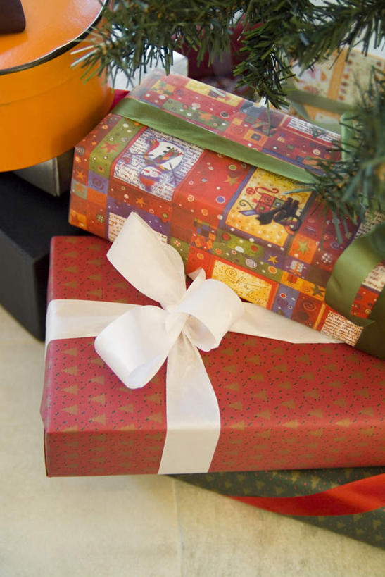 无人,竖图,俯视,室内,特写,白天,植物,礼盒,礼物,圣诞节,一堆,堆叠,堆积,节日,庆祝,包装,纸盒,圣诞树,圣诞礼物,文化,绸带,盒子,树,树木,绿色,自然,包装盒,礼品盒,庆典,礼品,生长,成长,纪念,堆,彩图,高角度拍摄