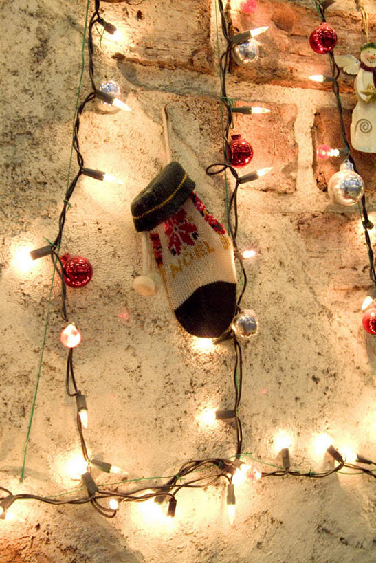 无人,竖图,室外,特写,白天,仰视,照明,圣诞节,悬挂,节日,庆祝,装饰,彩灯,墙,灯光,文化,袜子,墙壁,墙面,灯,装饰品,装饰物,工艺品,灯具,庆典,花灯,纪念,华丽,修饰,照亮,点缀,照明设备,饰物,装饰灯,衬托,美观,雅致,雅观,彩图,低角度拍摄