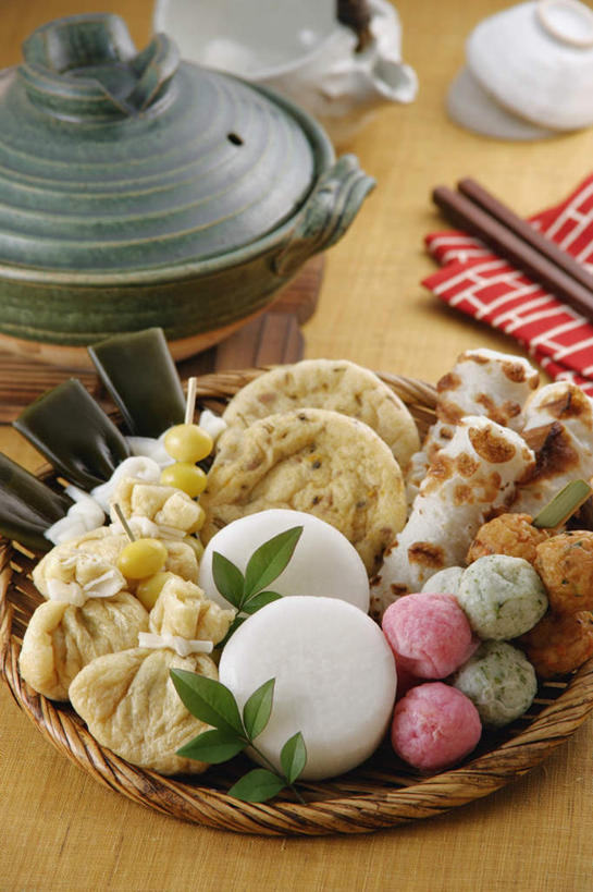 无人,交叉,竖图,俯视,室内,特写,白天,烹饪,餐桌,筷子,桌子,竹子,章鱼,萝卜,蔬菜,餐具,厨具,叶子,玻璃,金属制品,一堆,堆叠,堆积,竹制,新鲜,编织,金属,碟子,锅子,篮子,盘,海带,日本料理,料理,食品,文化,传统,锅,菜肴,美食,肉丸,鱼丸,玻璃制品,食物,一个,盘子,容器,竹篮,垫子,碟,碗,日式料理,日式,佳肴,有机食品,绿色食品,餐布,单个,餐台,锅具,储藏,竹条,堆,礼节,石吸,死牛,望潮,坐蛸,交织,竹制品,储存,礼仪,鱼竹轮,烹饪用具,关东煮,鱼饼,鱼卷,关东炊,黑轮,御田,穿插,进餐用具,烹调用具,石居,八爪鱼,烹调,彩图,高角度拍摄,贮存