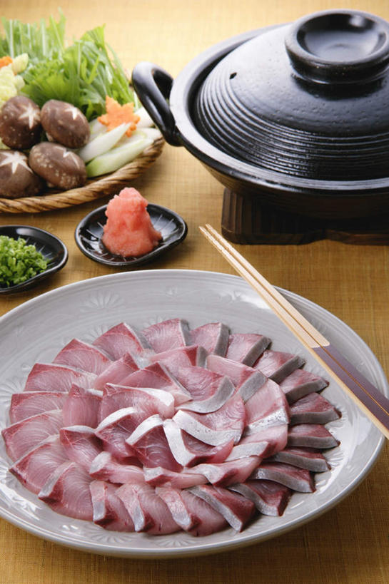 海鲜,生鱼片,无人,交叉,竖图,俯视,室内,特写,白天,烹饪,餐桌,筷子,桌子,竹子,萝卜,胡萝卜,蔬菜,椰菜,卷心菜,餐具,厨具,玻璃,金属制品,一排,竹制,新鲜,整齐,编织,金属,碟子,锅子,篮子,盘,砂锅,葱,菌菇,青葱,香菇,酱汁,肉,鱼肉,日本料理,鱼片,料理,食品,鲔鱼,菌类,文化,传统,锅,火锅,水产,金枪鱼,菜肴,美食,肉类,玻璃制品,食物,排列,盘子,容器,竹篮,碟,碗,日式料理,日式,食用菌,佳肴,有机食品,绿色食品,餐台,锅具,储藏,竹条,礼节,交织,竹制品,鱼豆腐,储存,队列,海产品,礼仪,肉食,烹饪用具,沙西米,穿插,进餐用具,烹调用具,结球甘蓝,红萝卜,甘荀,甘兰,包心菜,烹调,彩图,高角度拍摄,贮存,刺身