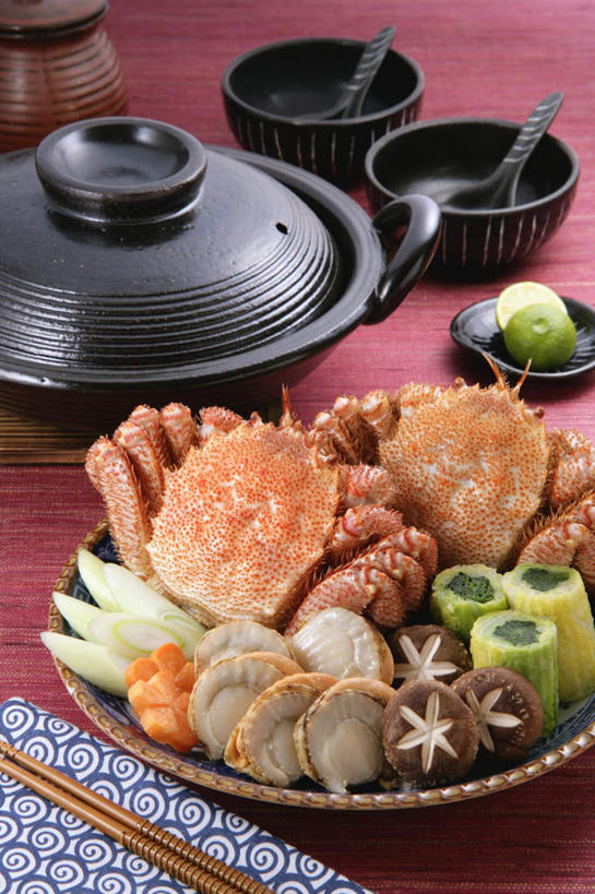 海鲜,蟹,无人,竖图,俯视,室内,特写,白天,烹饪,餐桌,筷子,桌子,柠檬,萝卜,胡萝卜,蔬菜,餐具,厨具,水果,玻璃,金属制品,一堆,堆叠,堆积,新鲜,金属,螃蟹,贝类,碟子,锅子,盘,砂锅,葱,菌菇,青葱,香菇,生食,日本料理,料理,食品,果实,菌类,文化,传统,锅,火锅,水产,菜肴,美食,玻璃制品,食物,盘子,容器,垫子,碟,汤匙,碗,日式料理,日式,食用菌,佳肴,有机食品,绿色食品,餐布,餐台,锅具,储藏,堆,青柠,礼节,海贝,储存,海产品,礼仪,烹饪用具,进餐用具,烹调用具,益母果,柠果,红萝卜,甘荀,包心菜,烹调,彩图,高角度拍摄,贮存