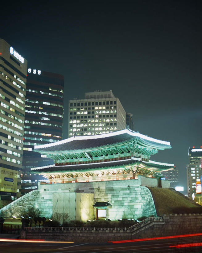 无人,竖图,室外,夜晚,仰视,旅游,度假,标志建筑,地标,建筑,首尔,汉城,韩国,亚洲,建筑群,首都,娱乐,建设,天空,天,享受,休闲,放松,晴朗,灯火通明,东亚,万里无云,大韩民国,首尔市,首尔特别市,特别市,崇礼门,南大门,晴空,晴空万里,玩耍,彩图,低角度拍摄