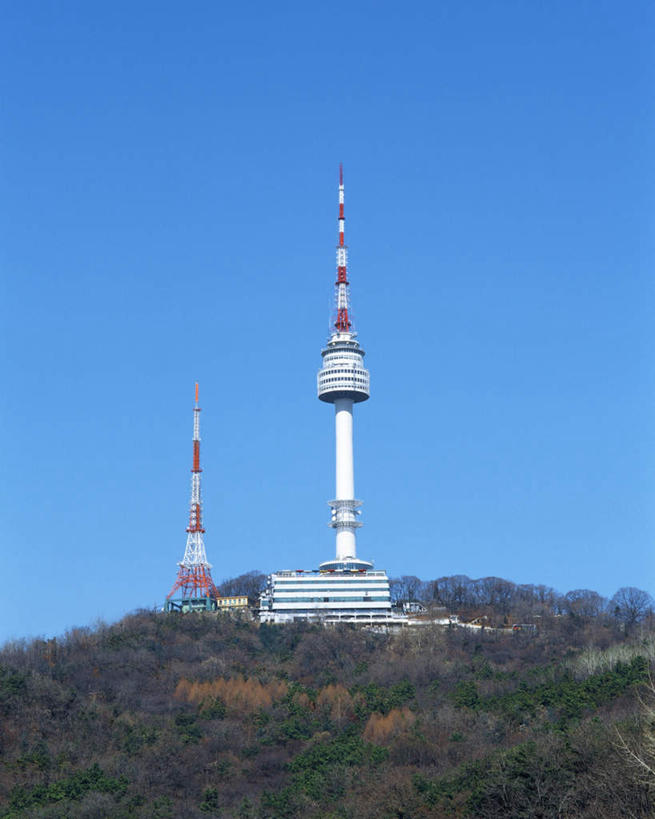 无人,高楼大厦,竖图,室外,白天,仰视,度假,美景,山,山脉,树林,植物,城市风光,标志建筑,城市,大厦,地标,建筑,摩天大楼,台湾,中国,亚洲,景观,山峰,山峦,娱乐,建设,树,树木,蓝色,绿色,蓝天,天空,自然,群山,天,享受,休闲,景色,放松,生长,晴朗,成长,东亚,台北,万里无云,港澳台,中华人民共和国,省会,台北市,台湾省,N首尔塔,首尔塔,汉城塔,龙山区,晴空,晴空万里,彩图,低角度拍摄,大楼,高层建筑,高楼,摩天楼,台