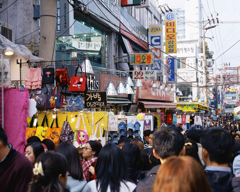 东方人,高楼大厦,横图,室外,白天,正面,度假,美景,城市风光,标志建筑,城市,大厦,地标,建筑,街道,摩天大楼,指示牌,首尔,汉城,韩国,亚洲,服装,标志,文字,景观,首都,许多人,拥挤,黄种人,娱乐,标识,建设,摊贩,天空,天,一群人,享受,休闲,景色,放松,东亚,大韩民国,首尔市,首尔特别市,特别市,男人,男性,年轻男性,年轻女性,女人,女性,亚洲人,半身,彩图,商业,大楼,高层建筑,高楼,摩天楼