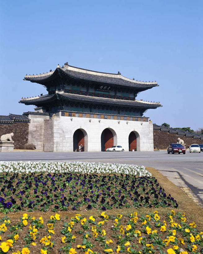 东方人,花园,宫殿,竖图,彩色,室外,白天,正面,旅游,度假,花圃,名胜古迹,植物,地标,汽车,昌德宫,首尔,汉城,韩国,亚洲,遗迹,首都,许多人,黄种人,古迹,文物,娱乐,古建筑,车,树,树木,蓝色,绿色,蓝天,天空,自然,交通工具,轿车,天,一群人,享受,休闲,旅游胜地,放松,生长,晴朗,成长,古文明,东亚,万里无云,大韩民国,首尔市,首尔特别市,特别市,王宫,乐宫,东阙,男人,男性,年轻男性,年轻女性,女人,女性,亚洲人,晴空,晴空万里,小花园,彩图,全身,标志性建筑