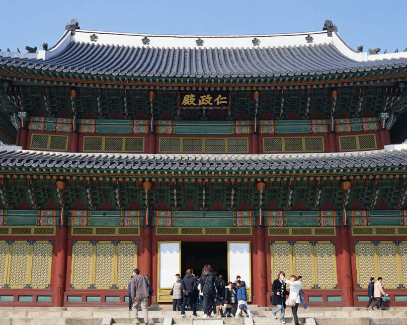 东方人,宫殿,横图,室外,白天,正面,旅游,度假,名胜古迹,地标,昌德宫,首尔,汉城,韩国,亚洲,遗迹,首都,许多人,黄种人,古迹,文物,娱乐,古建筑,蓝色,蓝天,天空,天,一群人,享受,休闲,旅游胜地,放松,晴朗,古文明,东亚,万里无云,大韩民国,首尔市,首尔特别市,特别市,王宫,乐宫,东阙,男人,男性,年轻男性,年轻女性,女人,女性,亚洲人,晴空,晴空万里,彩图,全身,标志性建筑