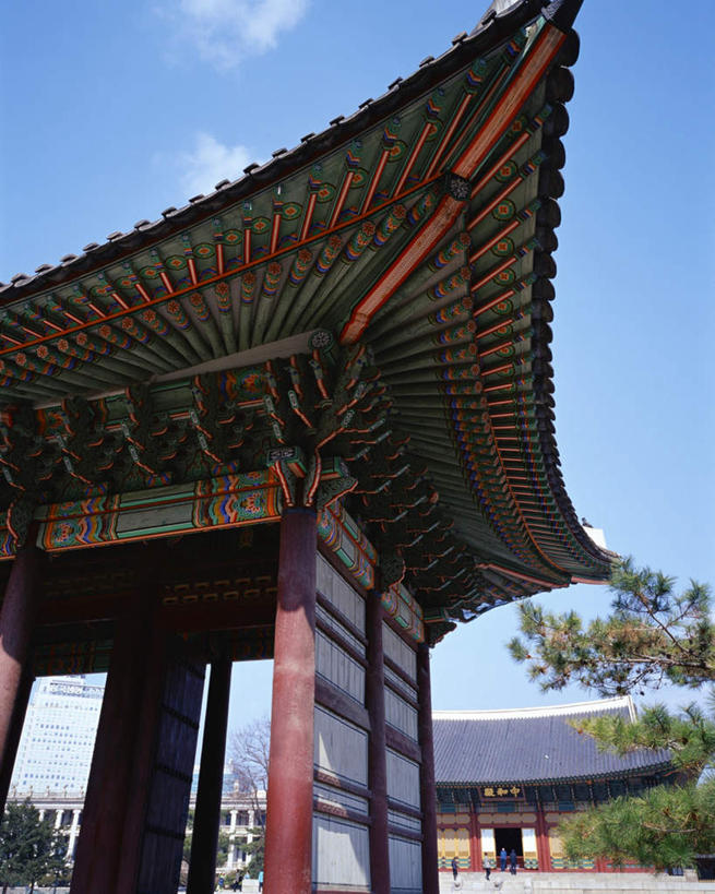 东方人,宫殿,竖图,室外,白天,仰视,旅游,度假,名胜古迹,植物,地标,首尔,汉城,韩国,亚洲,遗迹,云,云朵,首都,许多人,云彩,黄种人,古迹,文物,娱乐,古建筑,树,树木,蓝色,绿色,白云,蓝天,天空,自然,天,一群人,享受,休闲,旅游胜地,放松,生长,晴朗,成长,古文明,东亚,大韩民国,首尔市,首尔特别市,特别市,王宫,乐宫,德寿宫,西宫,男人,男性,年轻男性,年轻女性,女人,女性,亚洲人,晴空,彩图,低角度拍摄,全身,标志性建筑