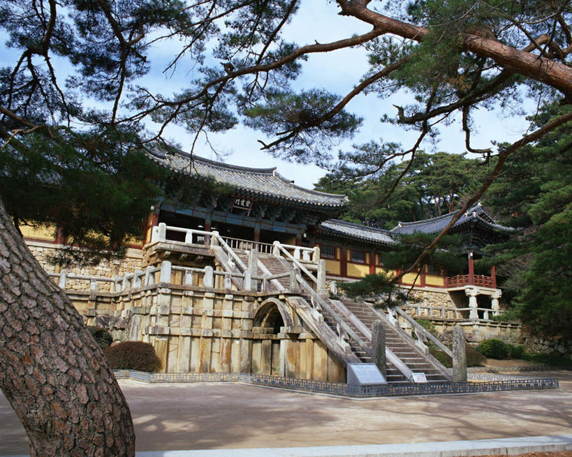 无人,寺庙,栏杆,横图,室外,白天,仰视,旅游,度假,名胜古迹,植物,楼梯,标志建筑,地标,建筑,庆州,韩国,亚洲,节日,遗迹,扶手,阶梯,云,云朵,燃烧,云彩,古迹,文化,文物,娱乐,建设,古建筑,护栏,台阶,树,树木,蓝色,绿色,白云,蓝天,天空,自然,香火,庙宇,天,祈祷,享受,休闲,健康,旅游胜地,放松,许愿,宗教,信仰,生长,晴朗,成长,纪念,祈求,古文明,东亚,佛国寺,大韩民国,庆尚北道,庆州市,平安,晴空,彩图,低角度拍摄,庙,寺,道