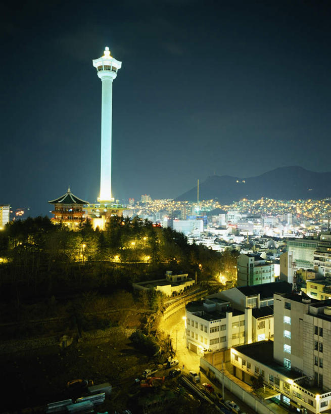 无人,高楼大厦,竖图,俯视,航拍,室外,夜晚,度假,美景,植物,城市风光,标志建筑,城市,大厦,地标,建筑,摩天大楼,汽车,釜山,韩国,亚洲,景观,云,云朵,灯光,光亮,云彩,娱乐,建设,车,树,树木,绿色,天空,自然,交通工具,轿车,天,享受,休闲,景色,放松,生长,晴朗,成长,鸟瞰,东亚,大韩民国,釜山市,釜山广域市,广域市,晴空,彩图,高角度拍摄,大楼,高层建筑,高楼,摩天楼