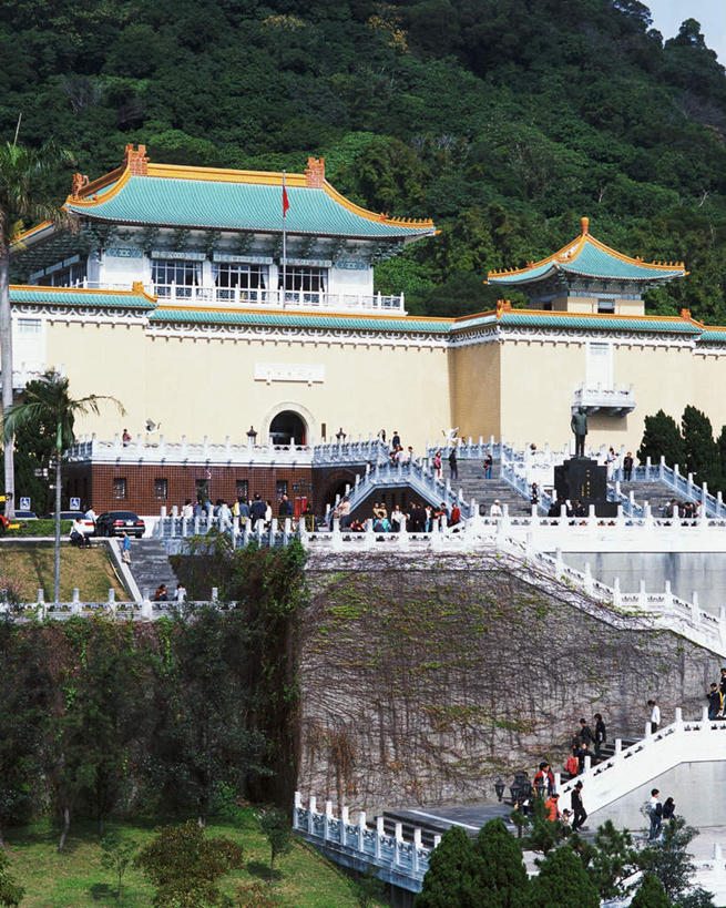 东方人,栏杆,竖图,俯视,室外,白天,旅游,度假,山,山脉,楼梯,标志建筑,地标,建筑,汽车,台湾,中国,亚洲,扶手,阶梯,山峰,建筑群,山峦,许多人,黄种人,娱乐,建设,护栏,台阶,车,交通工具,轿车,群山,一群人,享受,休闲,放松,东亚,台北,港澳台,中华人民共和国,省会,台北市,台湾省,士林,士林区,台北故宫博物院,外双溪,中山博物院,男人,男性,年轻男性,年轻女性,女人,女性,亚洲人,玩耍,彩图,高角度拍摄,全身,台