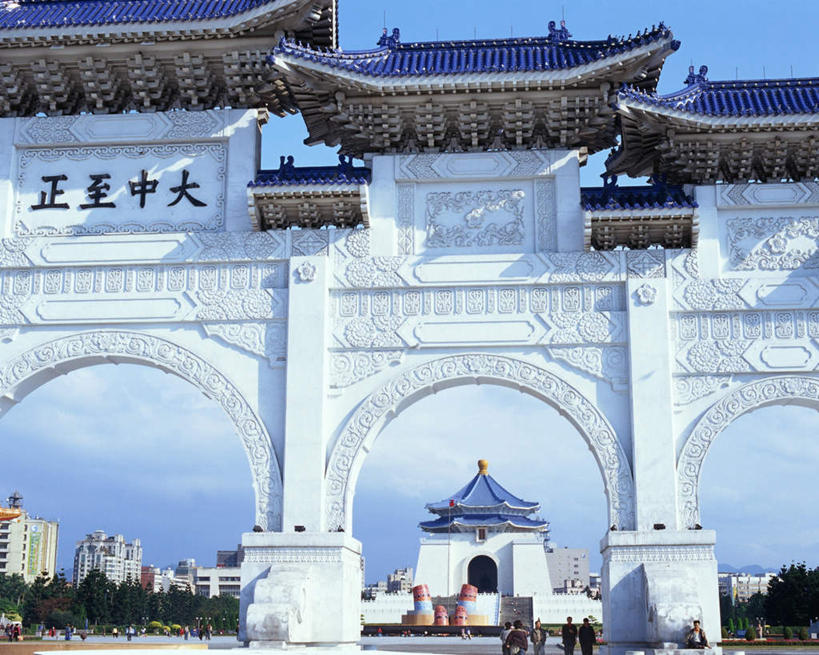 东方人,横图,室外,白天,仰视,旅游,度假,名胜古迹,植物,地标,台湾,中国,亚洲,遗迹,云,云朵,许多人,云彩,黄种人,古迹,文物,娱乐,古建筑,树,树木,蓝色,绿色,白云,蓝天,天空,自然,天,一群人,享受,休闲,旅游胜地,放松,生长,晴朗,成长,蒋介石纪念堂,中正纪念堂,古文明,东亚,台北,港澳台,中华人民共和国,省会,台北市,台湾省,蒋公纪念堂,中正区,男人,男性,年轻男性,年轻女性,女人,女性,亚洲人,晴空,彩图,低角度拍摄,全身,标志性建筑,台