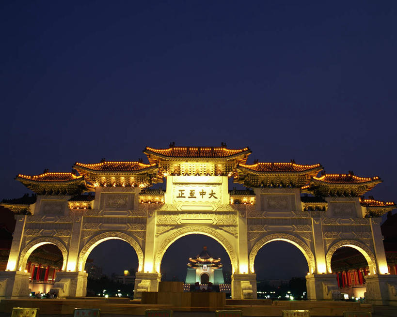 无人,横图,室外,夜晚,仰视,旅游,度假,名胜古迹,地标,台湾,中国,亚洲,遗迹,灯光,古迹,文物,娱乐,古建筑,天空,天,享受,休闲,旅游胜地,放松,晴朗,蒋介石纪念堂,中正纪念堂,古文明,东亚,台北,万里无云,港澳台,中华人民共和国,省会,台北市,台湾省,蒋公纪念堂,中正区,晴空,晴空万里,彩图,低角度拍摄,标志性建筑,台