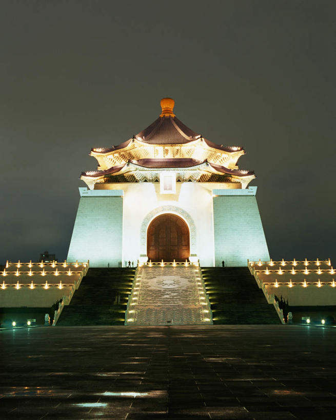 无人,竖图,室外,白天,仰视,旅游,度假,名胜古迹,楼梯,地标,台湾,中国,亚洲,遗迹,阶梯,云,云朵,灯光,云彩,古迹,文物,娱乐,古建筑,台阶,天空,天,享受,休闲,旅游胜地,放松,晴朗,蒋介石纪念堂,中正纪念堂,古文明,东亚,台北,港澳台,中华人民共和国,省会,台北市,台湾省,蒋公纪念堂,中正区,晴空,彩图,低角度拍摄,标志性建筑,台