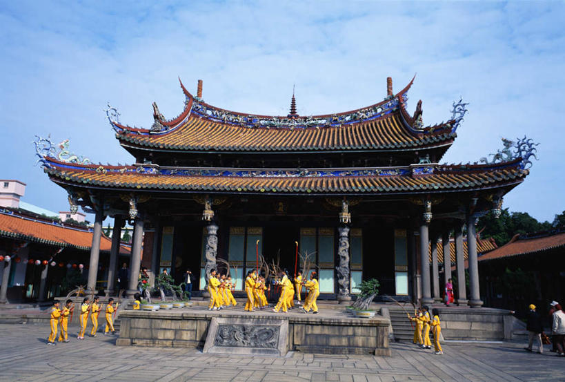 东方人,寺庙,横图,室外,白天,正面,旅游,度假,名胜古迹,植物,标志建筑,地标,建筑,台湾,中国,亚洲,节日,遗迹,盆栽,云,云朵,盆景,许多人,燃烧,云彩,黄种人,古迹,文化,文物,娱乐,建设,古建筑,蓝色,绿色,白云,蓝天,天空,自然,香火,庙宇,天,祈祷,一群人,享受,休闲,健康,旅游胜地,放松,许愿,宗教,信仰,生长,晴朗,成长,纪念,祈求,古文明,东亚,台北,孔子庙,港澳台,中华人民共和国,省会,台北市,台湾省,台北孔庙,平安,男人,男性,年轻男性,年轻女性,女人,女性,亚洲人,晴空,彩图,全身,庙,寺,台