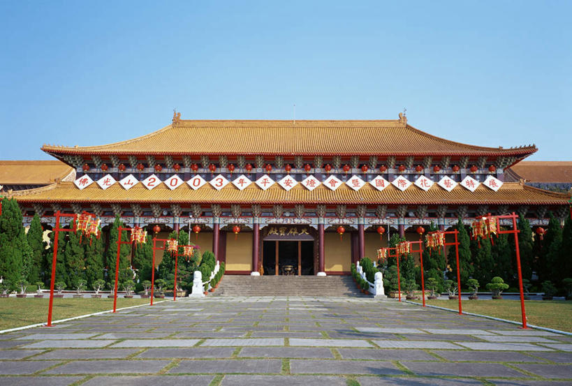 无人,寺庙,横图,室外,白天,正面,旅游,度假,草地,草坪,植物,标志建筑,地标,建筑,台湾,中国,亚洲,节日,燃烧,文化,娱乐,建设,草,树,树木,蓝色,绿色,蓝天,天空,自然,香火,庙宇,天,祈祷,享受,休闲,健康,旅游胜地,放松,许愿,宗教,信仰,生长,晴朗,成长,纪念,祈求,东亚,高雄市,万里无云,港澳台,中华人民共和国,台湾省,高雄,大树区,佛光山,平安,晴空,晴空万里,彩图,庙,寺,台