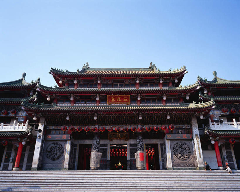 两个人,寺庙,横图,室外,白天,正面,旅游,度假,名胜古迹,楼梯,标志建筑,地标,建筑,台湾,中国,亚洲,节日,遗迹,阶梯,燃烧,古迹,文化,文物,娱乐,建设,古建筑,台阶,蓝色,蓝天,天空,香火,庙宇,天,祈祷,享受,休闲,健康,旅游胜地,放松,许愿,宗教,信仰,晴朗,纪念,祈求,古文明,东亚,高雄市,万里无云,港澳台,中华人民共和国,台湾省,高雄,三凤宫,三民区,平安,晴空,晴空万里,彩图,全身,庙,寺,台