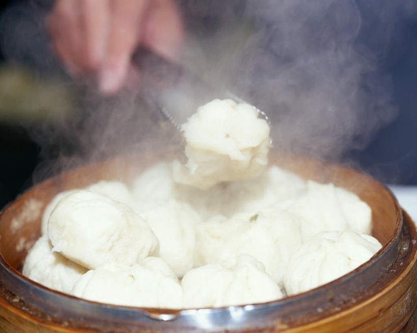 点心,蒸笼,东方人,手,一个人,横图,俯视,室内,特写,白天,烹饪,厨具,亚洲,仅一个男性,仅一个人,仅一个中年男性,一堆,堆叠,堆积,竹制,朦胧,模糊,料理,食品,包子,面点,夹起,拿,拿着,黄种人,馒头,美食,架子,食物,一个,手部,中式,单个,堆,竹制品,笼屉,烹饪用具,男人,男性,中年男性,亚洲人,烹调用具,烹调,半身,彩图,高角度拍摄