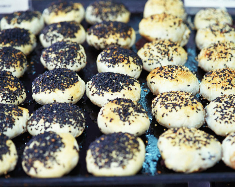 点心,无人,横图,俯视,室内,特写,白天,烹饪,中餐,一排,朦胧,模糊,整齐,芝麻,料理,食品,甜点,甜品,铁板,菜肴,美食,食物,糕点,排列,一个,甜食,中式,佳肴,单个,队列,芝麻饼,脂麻,胡麻,白麻,巨胜子,油麻,彩图,高角度拍摄