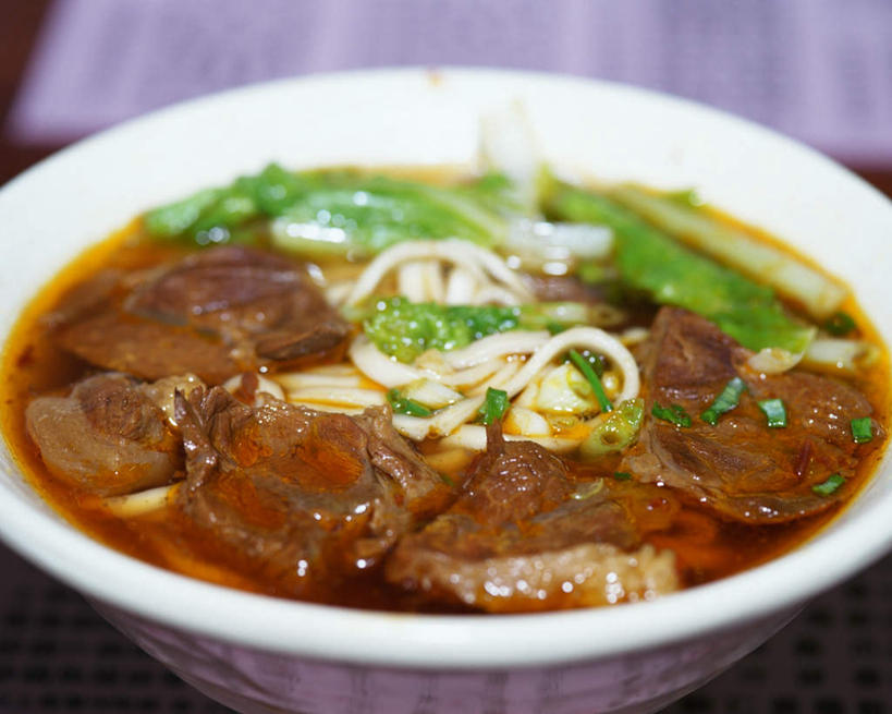 面食,面条,无人,横图,俯视,室内,特写,白天,烹饪,中餐,蔬菜,玻璃,朦胧,模糊,新鲜,青菜,面,肉,料理,食品,菜肴,美食,肉类,玻璃制品,食物,一个,容器,碗,中式,佳肴,有机食品,绿色食品,单个,储藏,储存,汤面,肉食,红肉,彩图,高角度拍摄,贮存