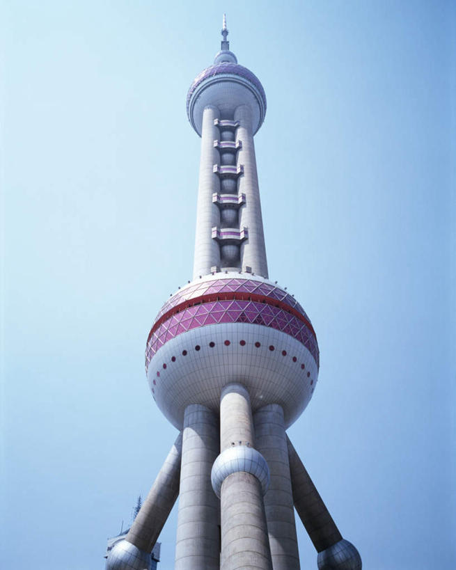 无人,高楼大厦,竖图,室外,白天,仰视,度假,美景,城市风光,标志建筑,城市,大厦,地标,建筑,摩天大楼,上海,中国,亚洲,景观,娱乐,建设,东方明珠,浦东,蓝色,蓝天,天空,天,享受,休闲,景色,放松,晴朗,申,浦东新区,东亚,东方明珠广播电视塔,东方明珠电视塔,上海市,万里无云,中华人民共和国,沪,华东地区,晴空,晴空万里,彩图,低角度拍摄,大楼,高层建筑,高楼,摩天楼