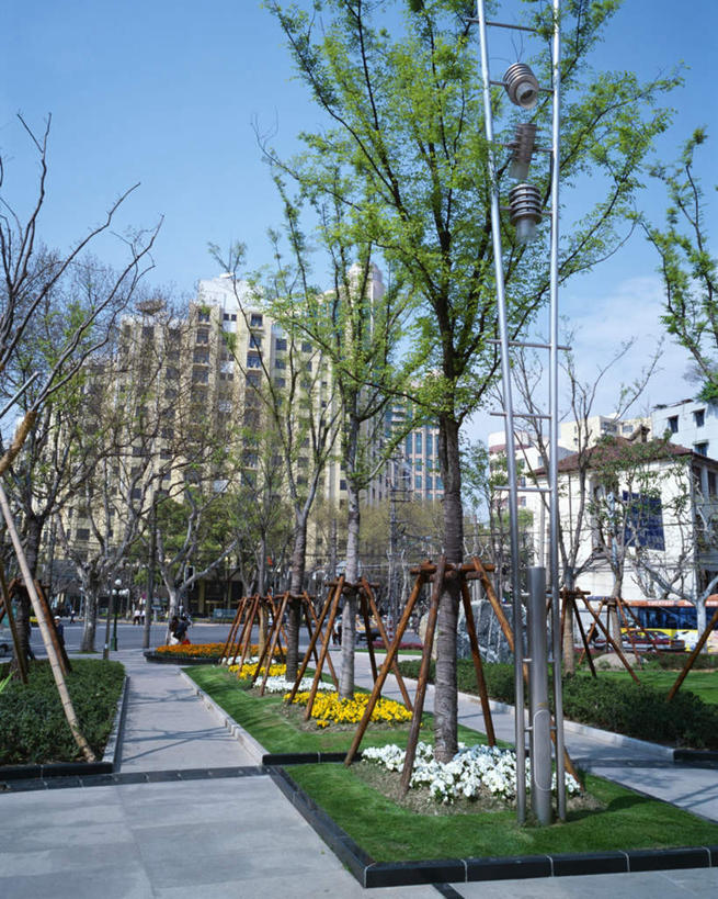 东方人,花园,竖图,室外,白天,正面,旅游,度假,花圃,植物,标志建筑,地标,建筑,上海,中国,亚洲,云,云朵,许多人,云彩,黄种人,娱乐,建设,树,树木,蓝色,绿色,白云,蓝天,天空,自然,天,一群人,享受,休闲,旅游胜地,放松,生长,晴朗,成长,申,东亚,徐汇区,上海市,衡山路,中华人民共和国,沪,华东地区,男人,男性,年轻男性,年轻女性,女人,女性,亚洲人,晴空,小花园,彩图,全身