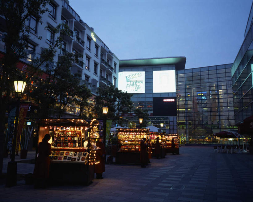 东方人,商店,横图,室外,夜晚,仰视,旅游,度假,植物,标志建筑,地标,建筑,上海,中国,亚洲,许多人,黄种人,娱乐,建设,露天,树,树木,蓝色,绿色,蓝天,天空,自然,天,一群人,享受,休闲,旅游胜地,放松,零售,生长,晴朗,成长,新天地,申,卢湾区,东亚,上海市,万里无云,中华人民共和国,沪,华东地区,上海新天地,男人,男性,年轻男性,年轻女性,女人,女性,亚洲人,晴空,晴空万里,彩图,低角度拍摄,全身