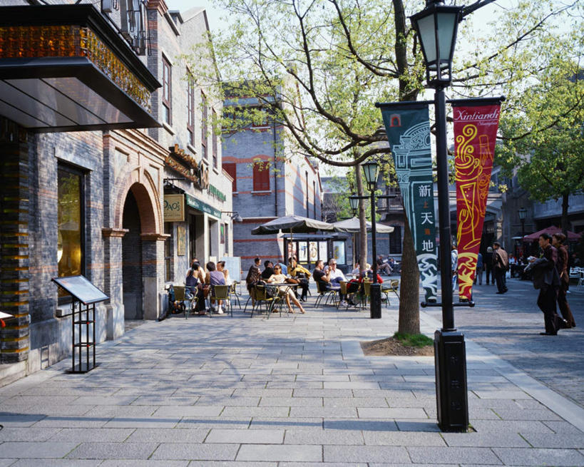 东方人,横图,室外,白天,正面,旅游,度假,植物,餐桌,标志建筑,道路,地标,建筑,路,上海,中国,亚洲,小路,交通,许多人,黄种人,娱乐,建设,露天,树,树木,蓝色,绿色,蓝天,天空,自然,天,一群人,享受,休闲,旅游胜地,放松,生长,晴朗,成长,餐台,新天地,申,咖啡店,卢湾区,东亚,上海市,万里无云,中华人民共和国,沪,华东地区,上海新天地,男人,男性,年轻男性,年轻女性,女人,女性,亚洲人,晴空,晴空万里,彩图,全身