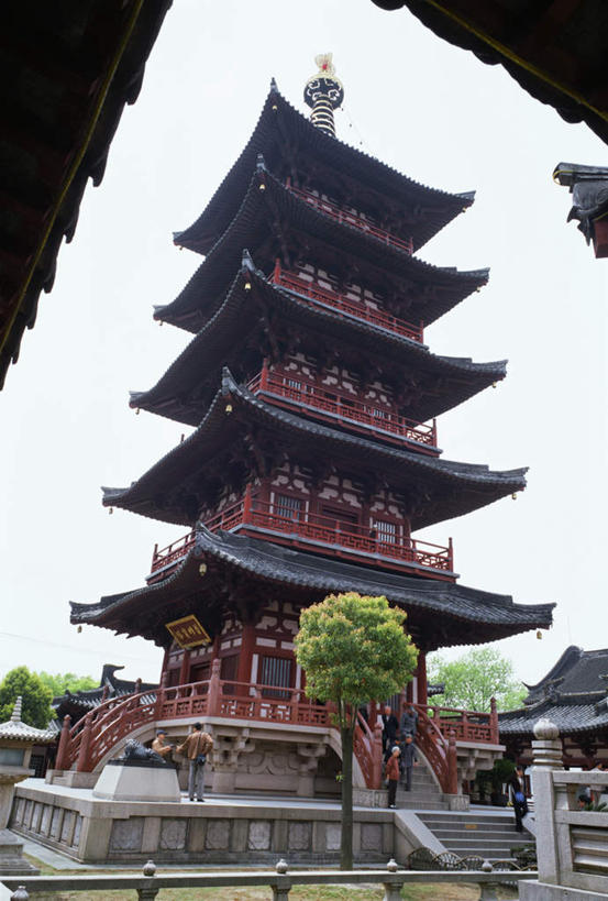 东方人,寺庙,竖图,室外,白天,仰视,旅游,度假,草地,草坪,名胜古迹,植物,标志建筑,地标,建筑,中国,亚洲,节日,遗迹,许多人,燃烧,黄种人,古迹,文化,文物,娱乐,建设,古建筑,江苏,苏州,草,树,树木,蓝色,绿色,蓝天,天空,自然,香火,庙宇,天,祈祷,一群人,享受,休闲,健康,旅游胜地,放松,许愿,宗教,信仰,生长,晴朗,成长,纪念,祈求,古文明,东亚,江苏省,苏州市,寒山寺,万里无云,中华人民共和国,华东地区,苏,古城区,枫桥镇,金阊区,平安,男人,男性,年轻男性,年轻女性,女人,女性,亚洲人,晴空,晴空万里,玩耍,彩图,低角度拍摄,全身,庙,寺