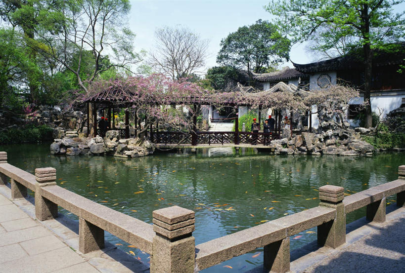 东方人,横图,室外,白天,正面,旅游,度假,河流,石头,名胜古迹,水,植物,标志建筑,地标,建筑,中国,亚洲,遗迹,木板,石子,河水,水流,云,云朵,桥,木桥,许多人,云彩,黄种人,古迹,文物,娱乐,建设,古建筑,江苏,苏州,栈桥,树,树木,蓝色,绿色,白云,蓝天,天空,自然,天,一群人,享受,休闲,旅游胜地,放松,生长,晴朗,成长,人行桥,木板桥,古文明,东亚,江苏省,苏州市,中华人民共和国,华东地区,苏,阊门,留园,男人,男性,年轻男性,年轻女性,女人,女性,亚洲人,石块,岩石,晴空,玩耍,彩图,全身