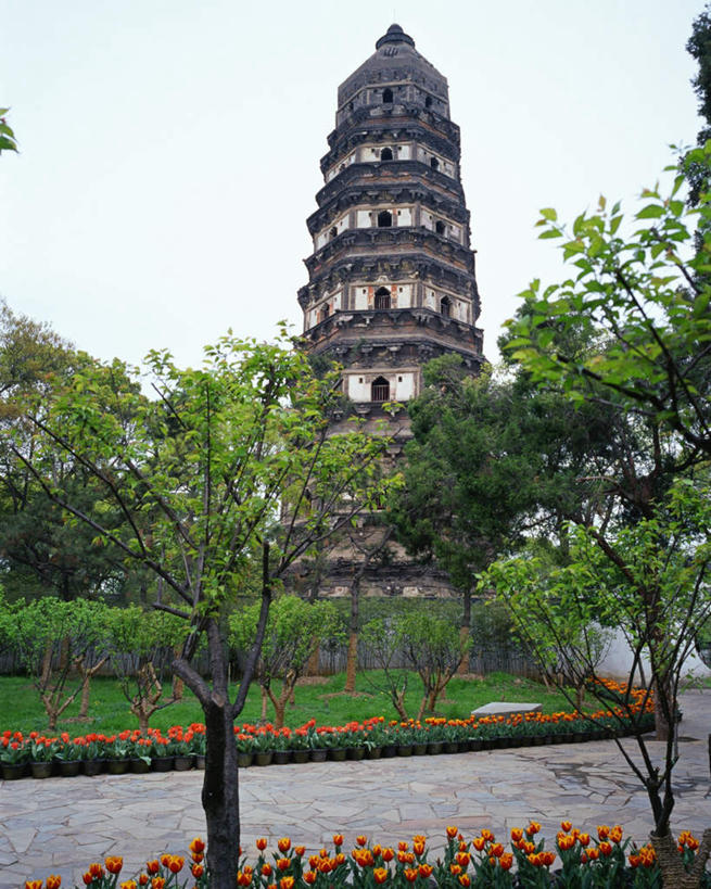 无人,竖图,室外,白天,仰视,旅游,度假,草地,名胜古迹,植物,标志建筑,道路,地标,建筑,路,中国,亚洲,遗迹,盆栽,小路,盆景,交通,古迹,文物,娱乐,建设,古建筑,江苏,苏州,草,树,树木,蓝色,绿色,蓝天,天空,自然,天,享受,休闲,旅游胜地,放松,生长,晴朗,成长,古文明,东亚,江苏省,苏州市,虎丘,虎丘塔,万里无云,中华人民共和国,华东地区,苏,云岩寺,云岩寺塔,虎丘山,晴空,晴空万里,玩耍,彩图,低角度拍摄