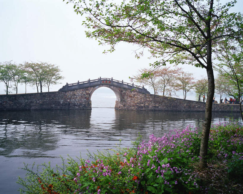 无人,公园,花园,横图,室外,白天,正面,旅游,度假,湖,湖泊,花圃,水,植物,标志建筑,地标,建筑,太湖,中国,亚洲,木板,湖面,水流,水面,桥,木桥,娱乐,建设,江苏,无锡,栈桥,树,树木,蓝色,绿色,蓝天,天空,自然,湖水,天,享受,休闲,旅游胜地,放松,生长,晴朗,成长,人行桥,木板桥,东亚,江苏省,万里无云,中华人民共和国,华东地区,苏,无锡市,无锡鼋头渚公园,鼋头渚,晴空,晴空万里,小花园,彩图