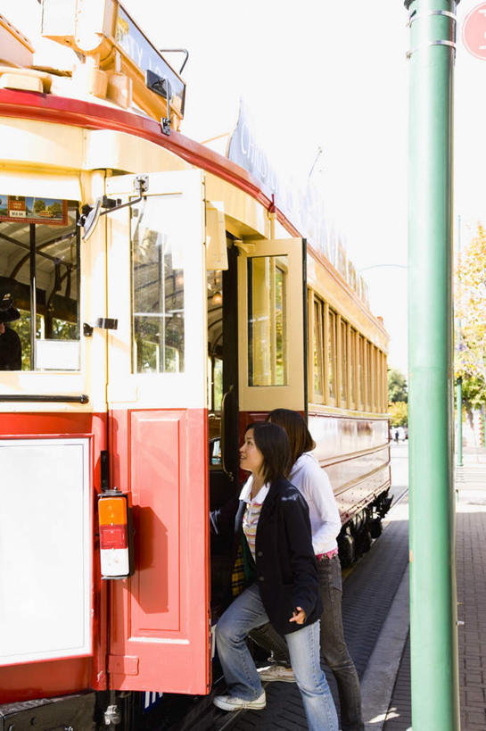 东方人,两个人,伙伴,朋友,走,竖图,室外,白天,侧面,友谊,道路,路,公路,公共汽车,亚洲,服装,巴士,轨道,公交车,交通,注视,休闲装,黄种人,车,衣服,天空,交通工具,天,观察,看,休闲,休闲服,服饰,观看,察看,关注,友情,年轻女性,女人,女性,亚洲人,驾驶员,马路,步行,散步,走路,半身,彩图