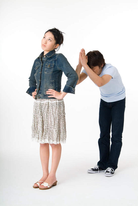 东方人,两个人,家庭,夫妻,站,竖图,室内,白天,白色背景,正面,爱情,亚洲,弯腰,服装,生气,浪漫,祝福,注视,休闲装,黄种人,虔诚,衣服,观察,看,祈祷,双手合十,站着,休闲,温暖,温馨,一家人,休闲服,恩爱,愤怒,恋人,摄影,服饰,影棚,观看,恳求,和睦,察看,发怒,关注,感谢,情绪,脾气,忿怒,怨恨,合十礼,合掌礼,合十,莲华合掌,感恩,强烈,激动,男人,男性,年轻男性,年轻女性,女人,女性,亚洲人,年轻人,夫妇,情侣,插兜,两手抄兜,两手放兜,手插兜,手放口袋,抬头,仰头,站立,彩图,全身,影棚拍摄,拍摄,伴侣,融洽