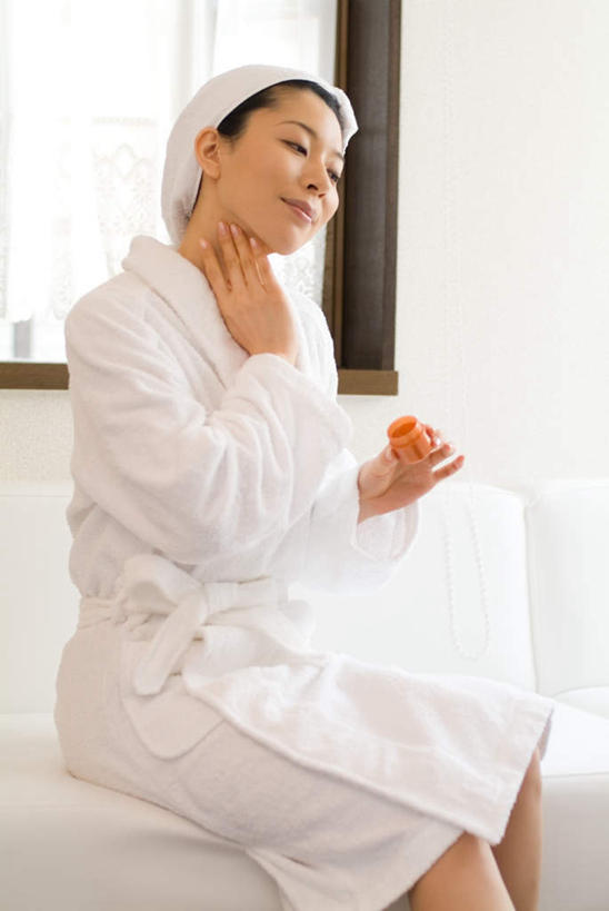 东方人,一个人,客厅,坐,竖图,室内,白天,正面,浴袍,窗户,窗帘,沙发,亚洲,仅一个女性,仅一个人,涂,装饰,纺织物,润肤露,拿,拿着,注视,黄种人,穿,玻璃窗,白色,帘子,毛巾,观察,看,清洁,仅一个中年女性,遮阳,擦拭,观看,保暖,华丽,修饰,点缀,察看,起居室,穿着,关注,透气,防水,衬托,美观,雅致,雅观,储水,耐磨,吸水,女人,女性,中年女性,亚洲人,坐着,半身,彩图,汤帷子,浴衣,皮沙发