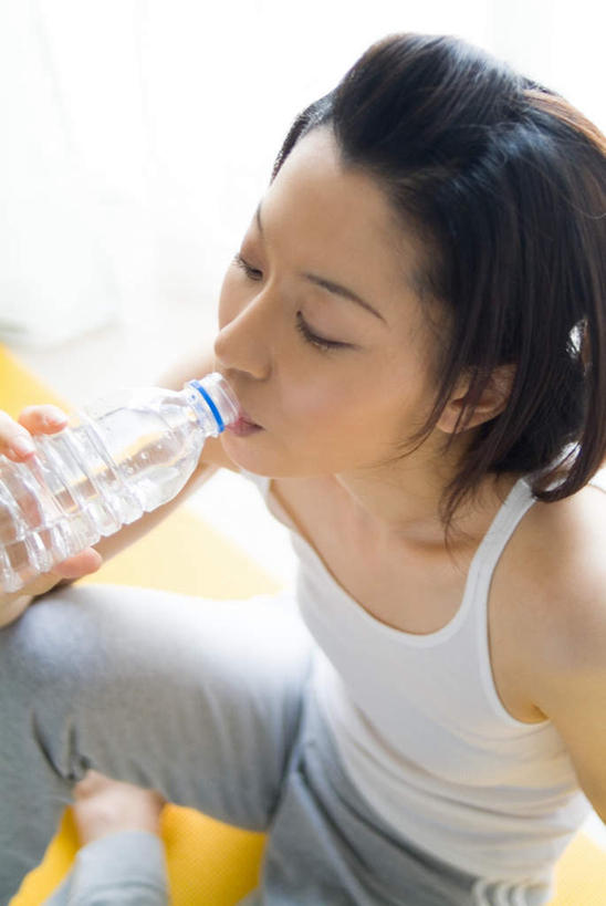 东方人,一个人,客厅,坐,竖图,俯视,室内,白天,运动服,窗户,窗帘,落地窗,亚洲,仅一个女性,仅一个人,撑地,喝,喝水,服装,装饰,毯子,拿,拿着,注视,休闲装,黄种人,玻璃窗,衣服,黄色,帘子,瓶子,塑料制品,瑜伽垫,垫子,矿泉水,观察,看,仅一个中年女性,休息,休闲,休闲服,遮阳,塑料瓶,服饰,观看,华丽,修饰,点缀,察看,起居室,关注,瑜伽毯,衬托,美观,雅致,雅观,女人,女性,中年女性,亚洲人,坐着,半身,彩图,高角度拍摄