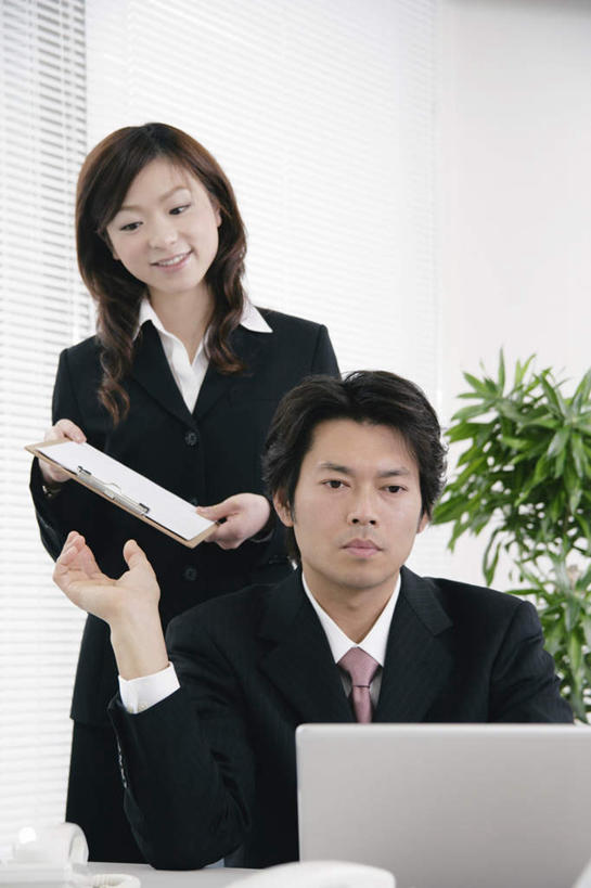 东方人,两个人,同事,商务人士,商务男性,商务女性,办公室,站,坐,笑,打电话,微笑,露齿笑,竖图,室内,白天,正面,衬衫,成功,合作,团队,集体,信心,电脑,笔记本电脑,植物,窗户,窗帘,落地窗,桌子,电话,亚洲,套装,装饰,网络,材料,档案,盆栽,文件,办公桌,盆景,拿,拿着,注视,黄种人,通讯设备,队伍,玻璃窗,绿色,自然,帘子,话筒,资料,观察,看,站着,遮阳,电话线,生长,成长,观看,华丽,修饰,点缀,接,察看,无线,领导,递给,成就,关注,文档,通信设备,商务装,无线网络,合伙,领袖,无线上网,便携式电脑,工薪阶层,衬托,美观,雅致,雅观,交流,手提电脑,男人,男性,年轻女性,女人,女性,中年男性,亚洲人,白领,上班族,电话机,沟通,通话,站立,坐着,半身,彩图,衬衣