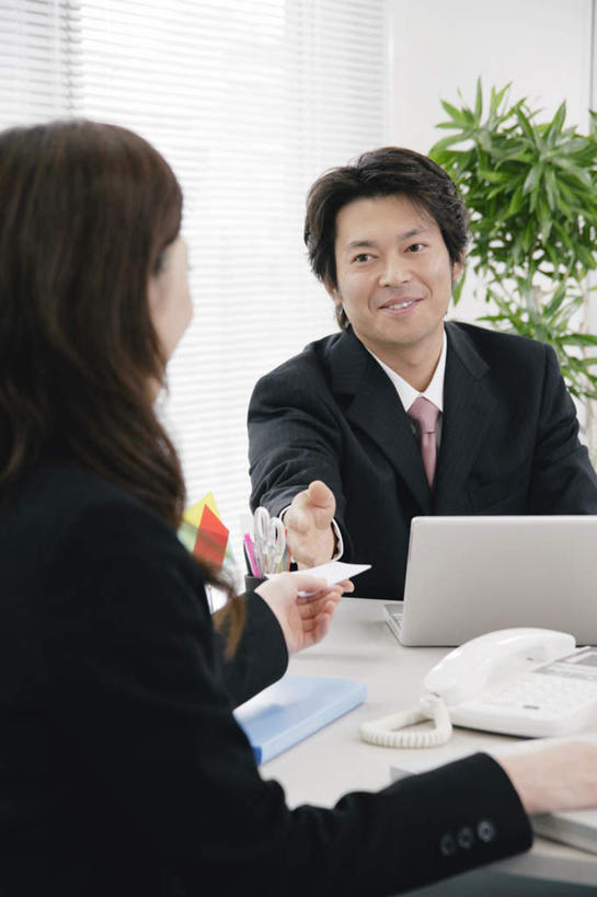 东方人,两个人,同事,商务人士,商务男性,商务女性,办公室,坐,笑,打电话,微笑,露齿笑,竖图,室内,白天,正面,衬衫,成功,合作,团队,集体,信心,电脑,笔记本电脑,窗户,窗帘,落地窗,桌子,电话,笔筒,亚洲,许多,敲打,套装,装饰,网络,笔,材料,档案,剪刀,文件,办公桌,文件夹,拿,拿着,注视,黄种人,输入,通讯设备,队伍,玻璃窗,相视,帘子,话筒,夹子,纸片,资料,打字,观察,看,面对面,遮阳,电话线,观看,对视,点击,华丽,修饰,敲击,点缀,接,察看,无线,领导,递给,成就,关注,文档,通信设备,相对,商务装,无线网络,合伙,领袖,无线上网,便携式电脑,工薪阶层,相看,衬托,美观,雅致,雅观,交流,按键,手提电脑,男人,男性,年轻女性,女人,女性,中年男性,亚洲人,白领,上班族,电话机,沟通,通话,坐着,半身,彩图,衬衣