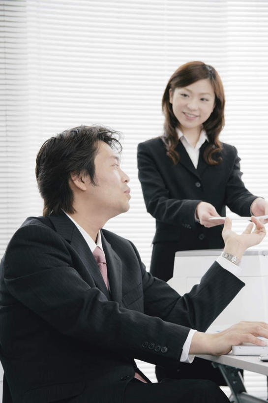 东方人,两个人,同事,商务人士,商务男性,商务女性,办公室,站,坐,笑,微笑,露齿笑,竖图,室内,白天,正面,衬衫,成功,合作,团队,集体,信心,计算器,电脑,笔记本电脑,打印机,窗户,窗帘,落地窗,桌子,亚洲,敲打,套装,装饰,计算,科学,网络,材料,档案,文件,办公桌,办公用品,拿,拿着,注视,黄种人,输入,通讯设备,队伍,玻璃窗,帘子,资料,打字,观察,看,站着,遮阳,理财,财务,观看,点击,华丽,修饰,敲击,点缀,接,察看,无线,领导,递给,成就,关注,数学,文档,通信设备,商务装,无线网络,合伙,领袖,无线上网,便携式电脑,工薪阶层,衬托,美观,雅致,雅观,按键,手提电脑,男人,男性,年轻女性,女人,女性,中年男性,亚洲人,白领,上班族,站立,坐着,半身,彩图,衬衣