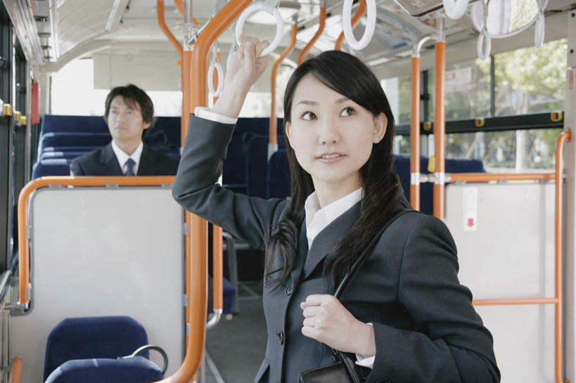 东方人,背,两个人,同事,商务人士,商务男性,商务女性,站,坐,拉,笑,微笑,露齿笑,横图,室内,白天,正面,衬衫,成功,合作,团队,集体,信心,植物,窗户,公共汽车,椅子,亚洲,套装,包,扶手,皮包,巴士,公交车,注视,黄种人,队伍,玻璃窗,座位,车,树,树木,绿色,自然,交通工具,背着,观察,看,站着,生长,成长,观看,单肩包,察看,领导,拉着,成就,关注,商务装,合伙,领袖,工薪阶层,拉环,男人,男性,年轻女性,女人,女性,中年男性,亚洲人,白领,上班族,站立,坐着,半身,彩图,衬衣