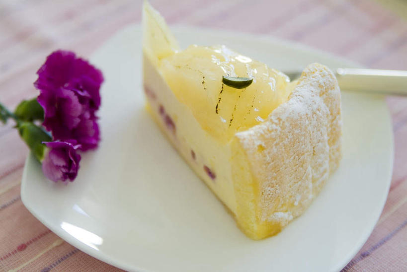 点心,无人,横图,俯视,室内,特写,白天,下午茶,餐桌,桌子,康乃馨,餐具,一块,切开,盛开,叉子,碟子,盘,食品,水果蛋糕,花蕾,花,花瓣,花朵,鲜花,食物,糕点,紫色,盘子,碟,花苞,花蕊,切,餐台,剖面,餐叉,切面,麝香石竹,石竹,香石竹,进餐用具,彩图,高角度拍摄,蛋糕