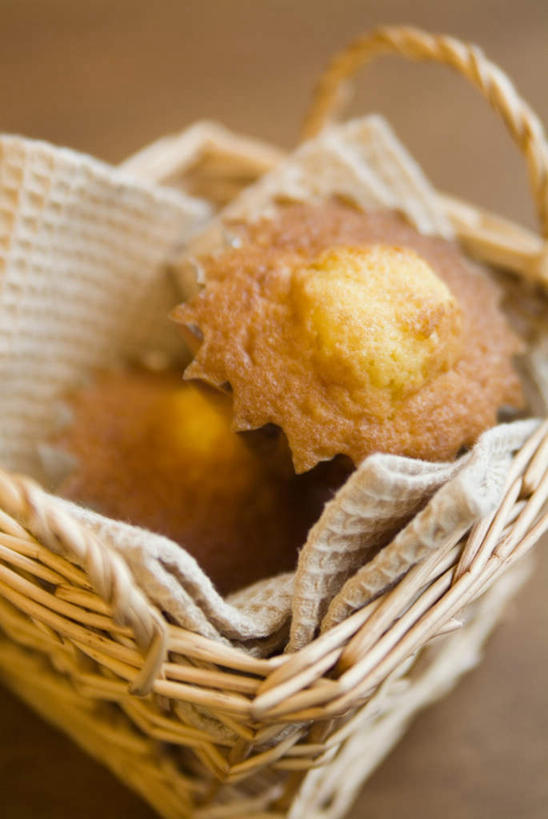 点心,无人,交叉,竖图,俯视,室内,特写,白天,下午茶,餐桌,桌子,竹子,竹制,编织,篮子,食品,食物,糕点,竹篮,餐台,竹条,纸托,交织,竹制品,穿插,蛋糕托,蛋糕托纸,蛋糕纸托,彩图,高角度拍摄,玛德琳蛋糕,蛋糕