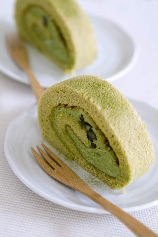 点心,无人,竖图,俯视,室内,特写,白天,烹饪,下午茶,餐桌,桌子,餐具,切开,叉子,碟子,盘,红豆,日本料理,绿茶,抹茶,料理,食品,菜肴,美食,食物,糕点,两个,盘子,碟,日式料理,切,日式,佳肴,餐台,蛋糕卷,剖面,赤豆,餐叉,切面,海绵蛋糕,瑞士卷,戚风蛋糕,进餐用具,彩图,高角度拍摄,蛋糕